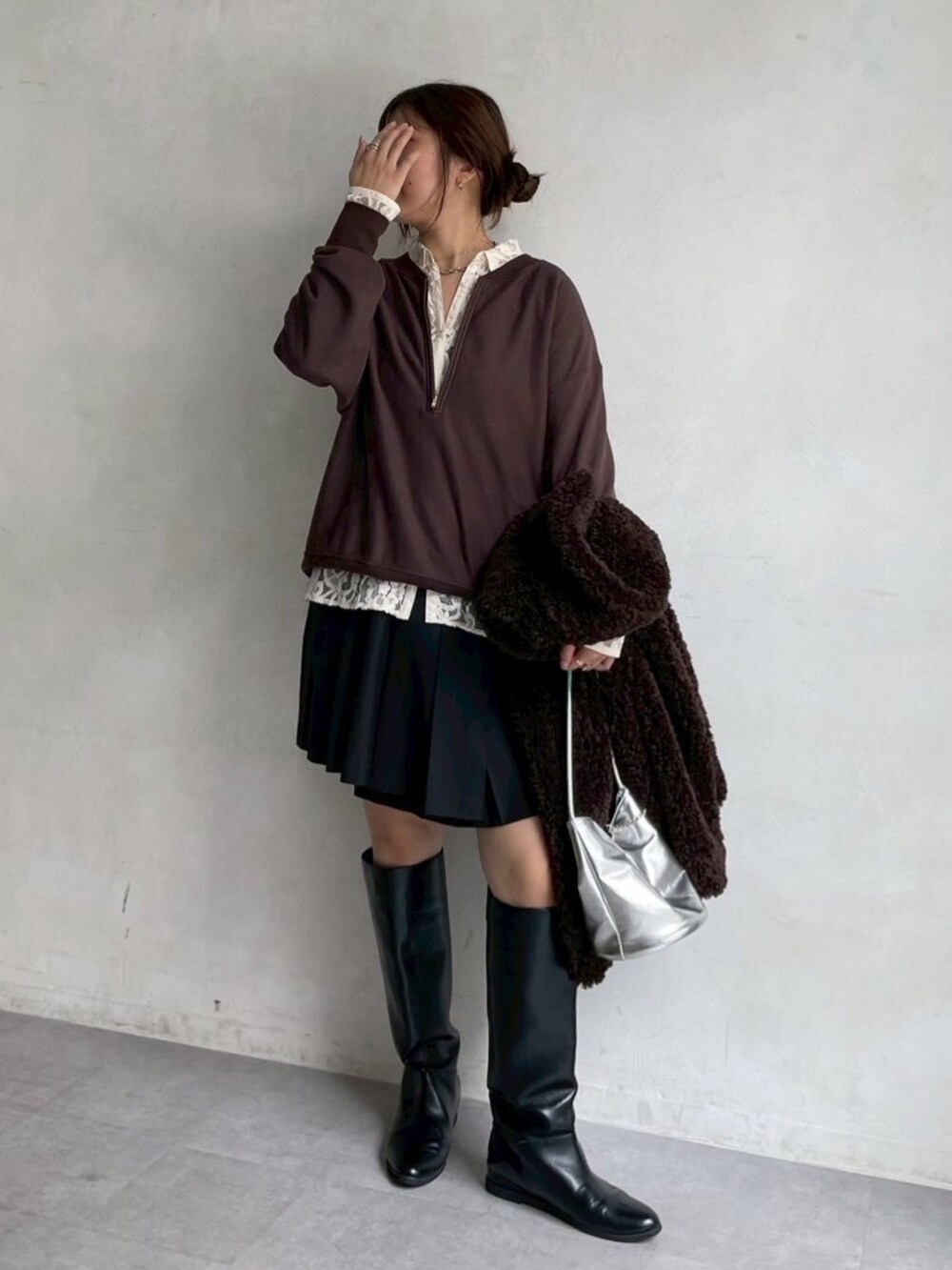 ブラウン系のその他アウター、ホワイト系のシャツ/ブラウス、ブラック系のスカートを着用したレディースの冬コーディネートの6枚目の写真