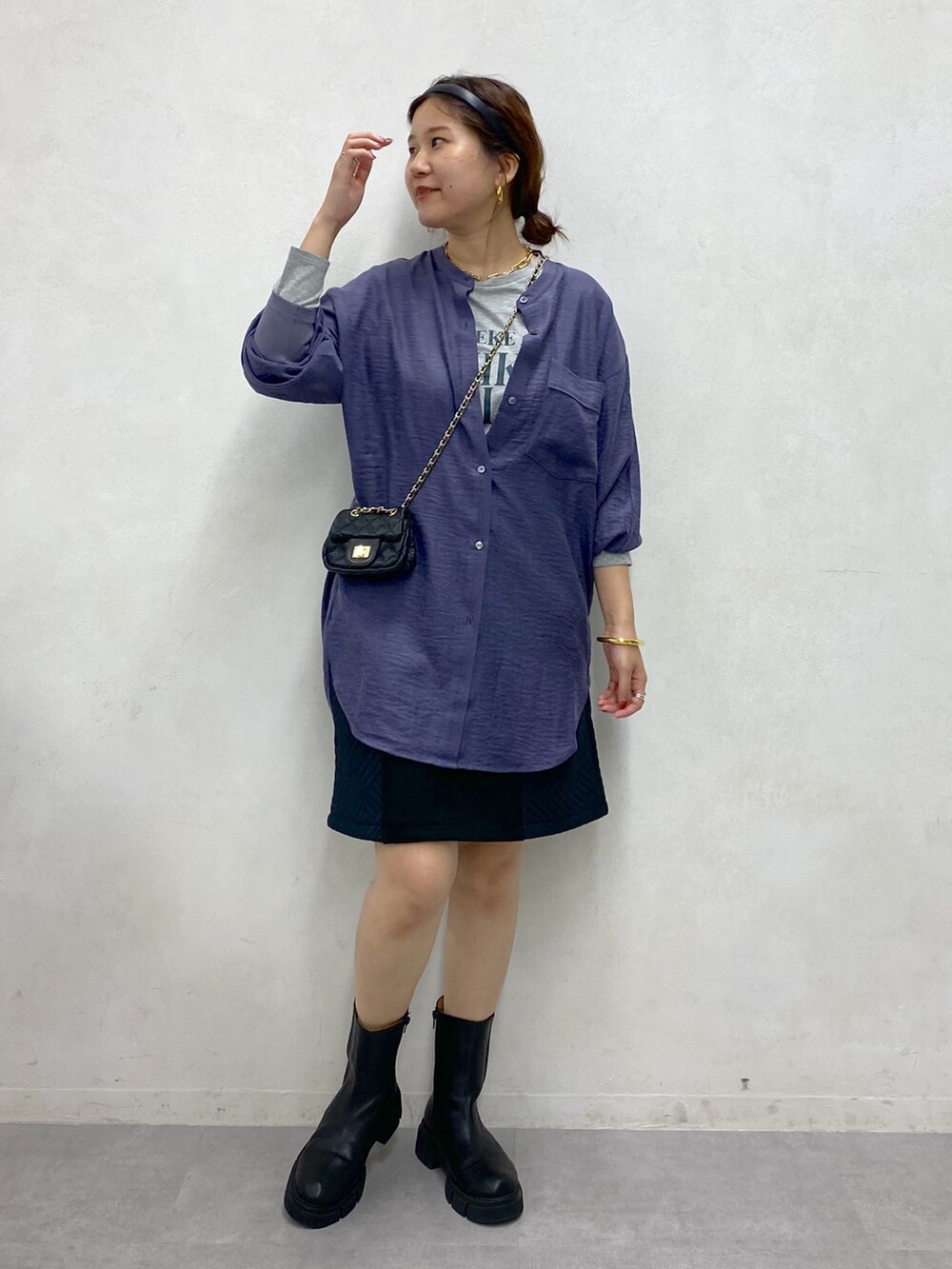 パープル系のシャツ/ブラウス、グレー系のTシャツ/カットソー、ブラック系のスカートを着用したレディースの秋コーディネートの3枚目の写真