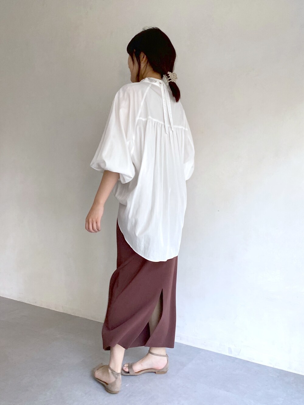 ホワイト系のシャツ/ブラウス、ブラウン系のスカートを着用したレディースの夏コーディネートの2枚目の写真