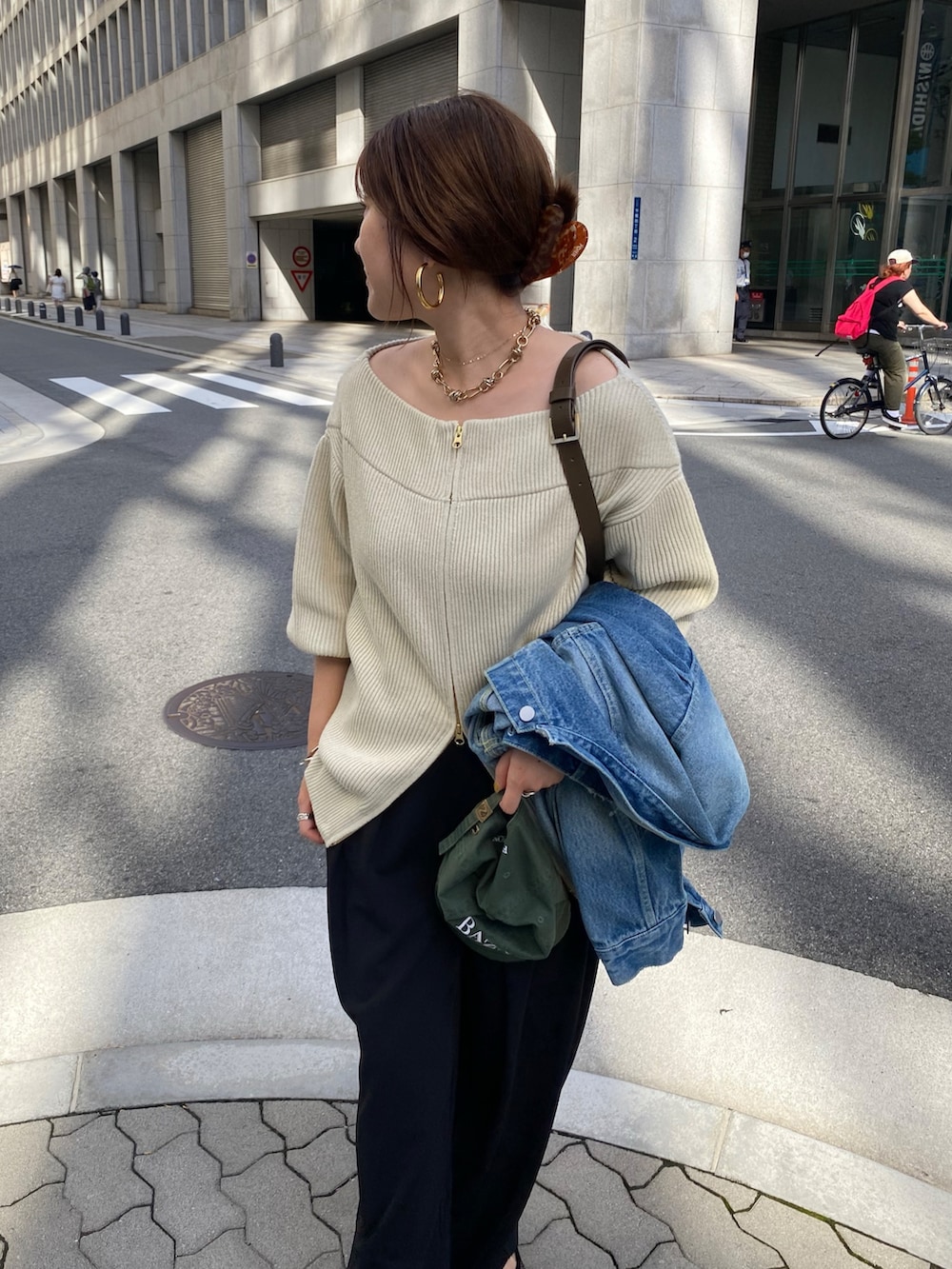 ベージュ系のニット/セーター、ブラック系のパンプス、ブルー系のその他アウターを着用したレディースの秋コーディネートの3枚目の写真