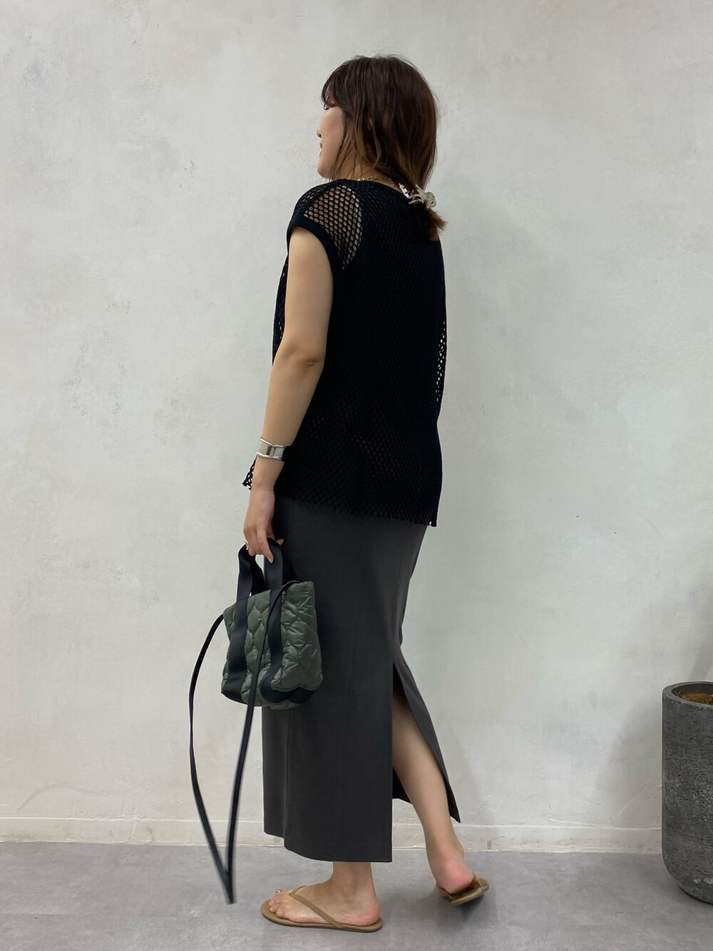 ブラック系のワンピース、ベージュ系のその他シューズを着用したレディースの夏コーディネートの4枚目の写真