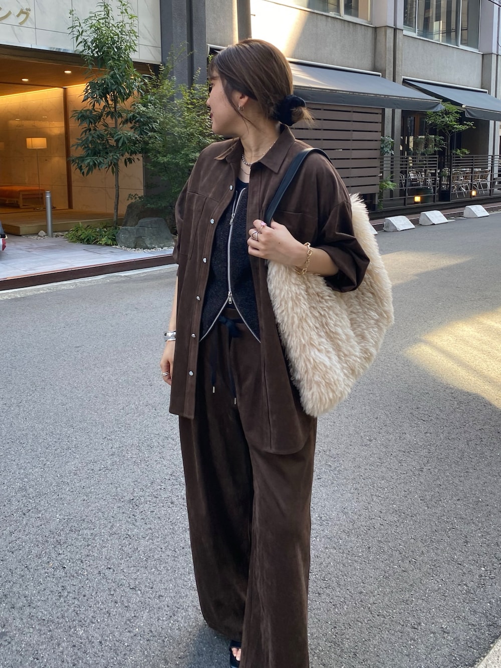 ブラウン系のシャツ/ブラウス、ブラック系のカーディガン/ボレロ、ブラウン系のその他パンツを着用したレディースの冬コーディネートの5枚目の写真