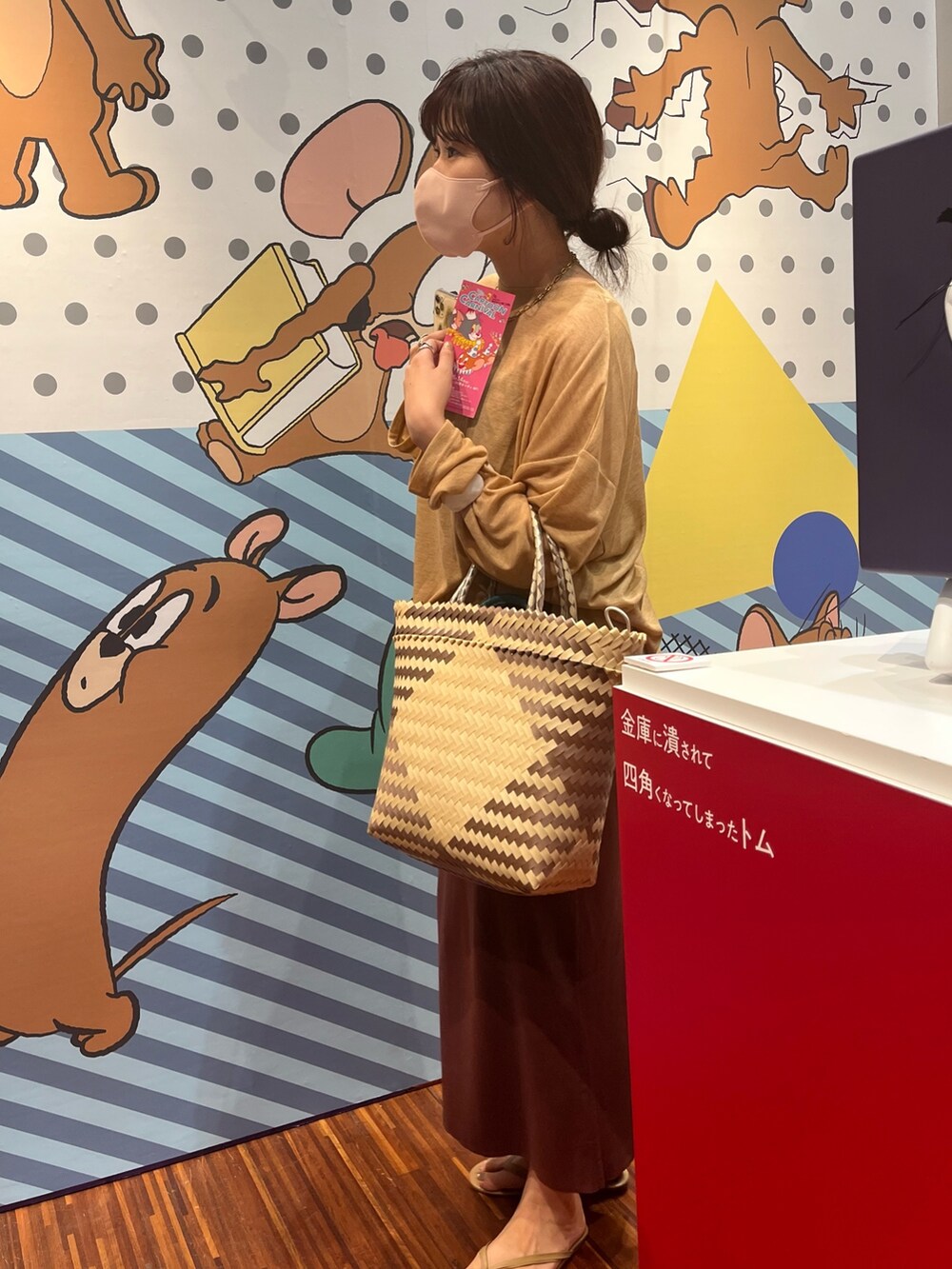 イエロー系のTシャツ/カットソー、ブラウン系のスカートを着用したレディースの夏コーディネートの2枚目の写真