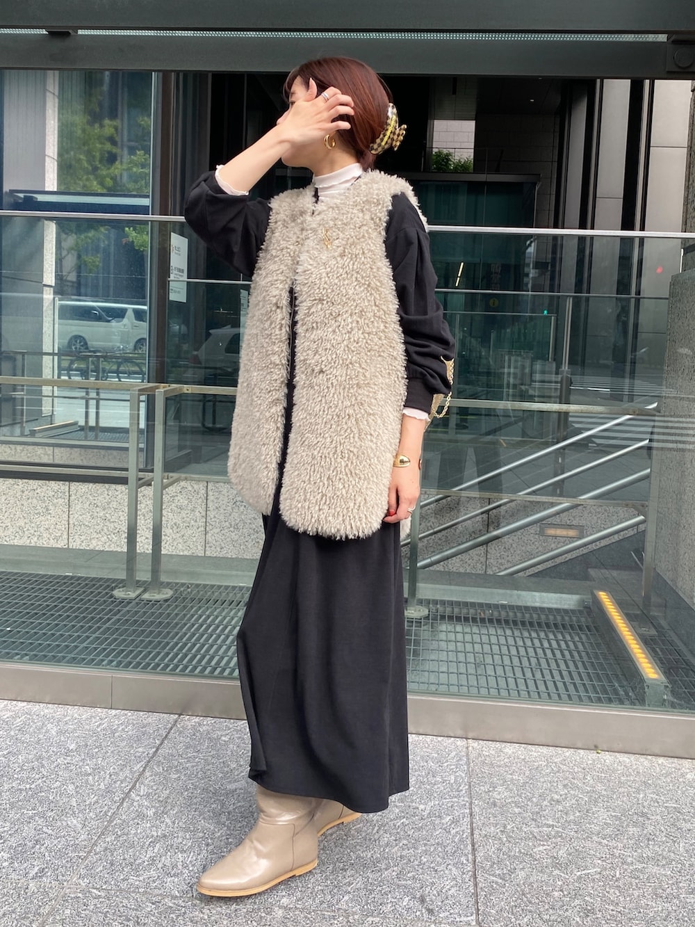 ホワイト系のTシャツ/カットソー、ブラック系のワンピース、ベージュ系のブーツを着用したレディースの冬コーディネートの5枚目の写真