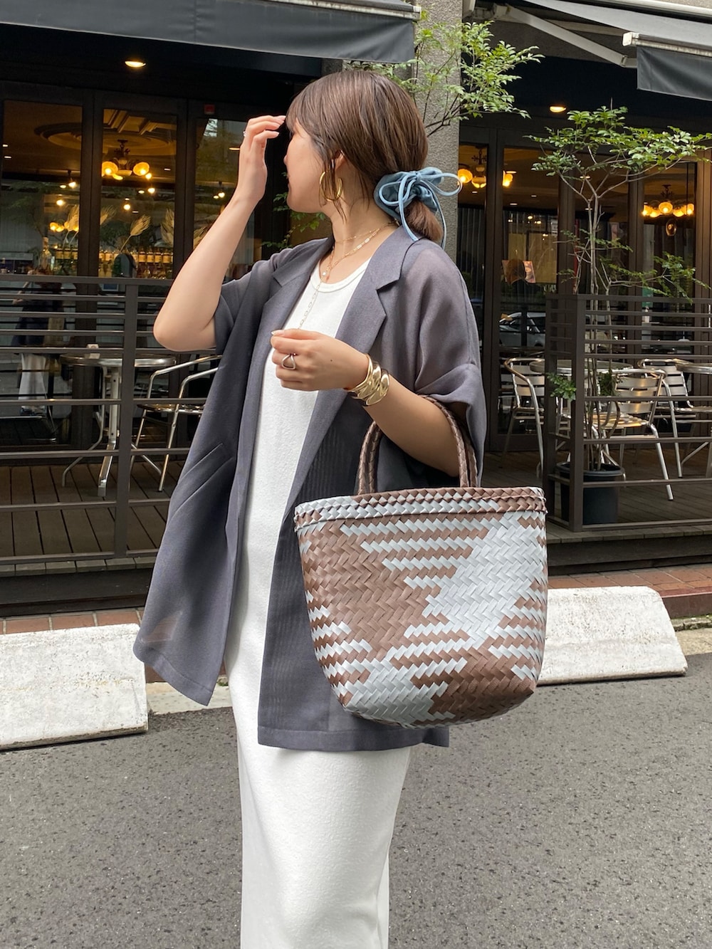 「春めき満開コーデ、ワンピース、春色、休日スタイル、デートコーデ、お出かけコーデ、大人カジュアル、着回しコーデ、春カラー、ラクチンコーデ、カジュアルスタイル、キレイめコーデ、ワンピースコーデ、高身長女子、骨格ストレート」｜「DouDouの【WEB限定】メッシュ半袖ジャケット（テーラードジャケット、グレー系）」を使った、sakuraさん（骨格ストレート・レディース・166cm）の春コーディネートの5枚目の写真