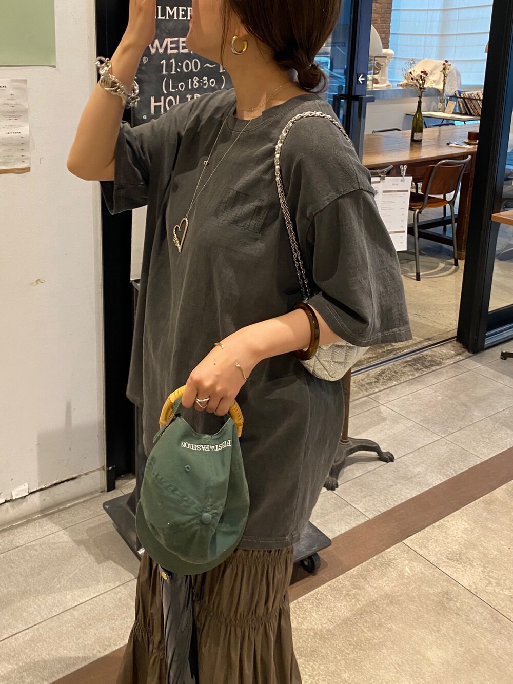 グレー系のTシャツ/カットソー、ブラウン系のスカートを着用したレディースの夏コーディネートの3枚目の写真