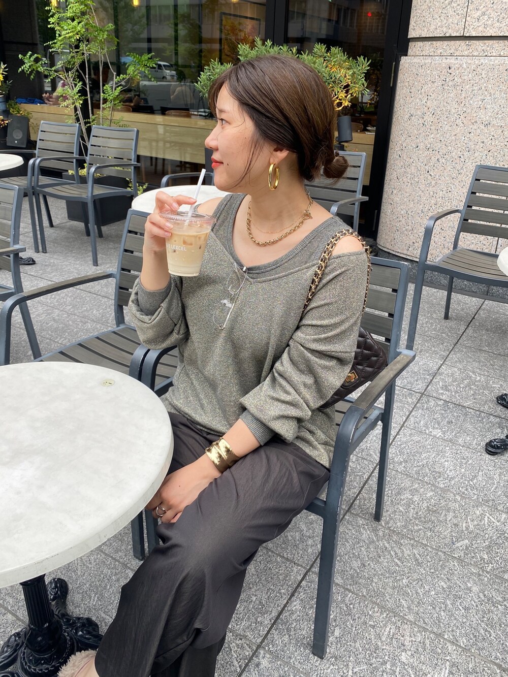 グレー系のTシャツ/カットソー、ブラウン系のその他パンツ、ベージュ系のパンプスを着用したレディースの夏コーディネートの8枚目の写真