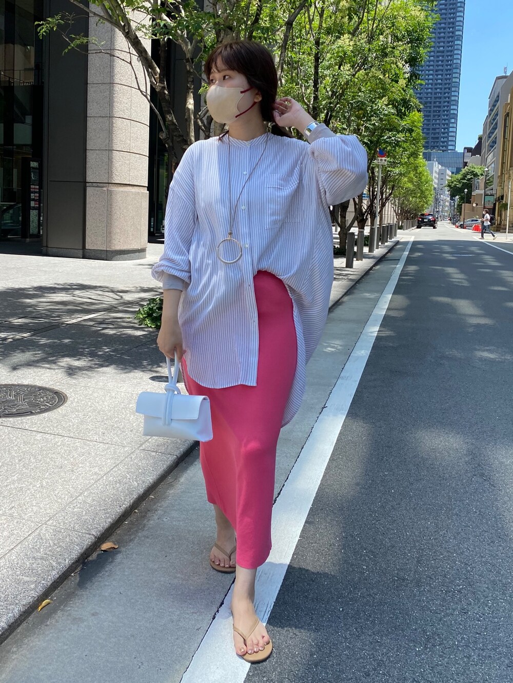 ベージュ系のシャツ/ブラウス、ピンク系のスカート、ベージュ系のその他シューズを着用したレディースの夏コーディネートの4枚目の写真