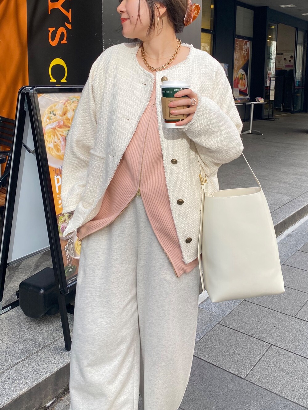 ホワイト系のその他アウター、ピンク系のニット/セーター、ベージュ系のその他パンツを着用したレディースの冬コーディネートの4枚目の写真