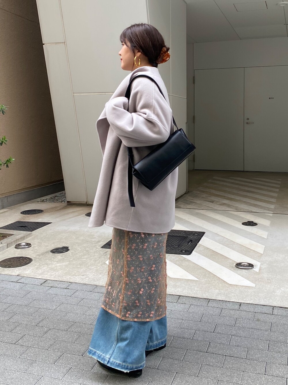 ベージュ系のその他アウター、ピンク系のスカート、ブルー系のデニムパンツを着用したレディースの冬コーディネートの9枚目の写真