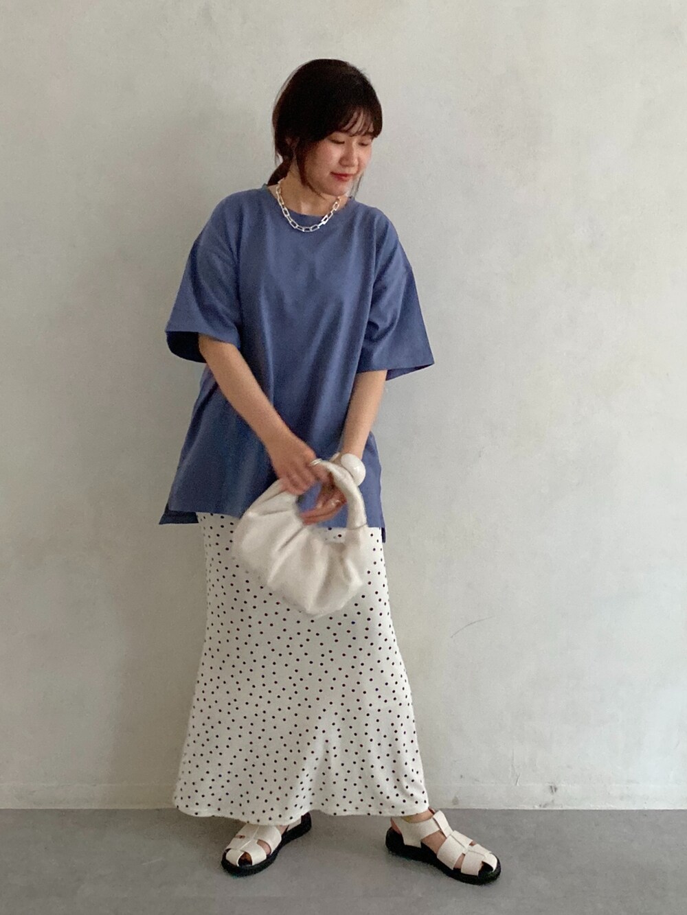 ブルー系のTシャツ/カットソー、ホワイト系のスカート、ホワイト系のサンダルを着用したレディースの夏コーディネートの2枚目の写真