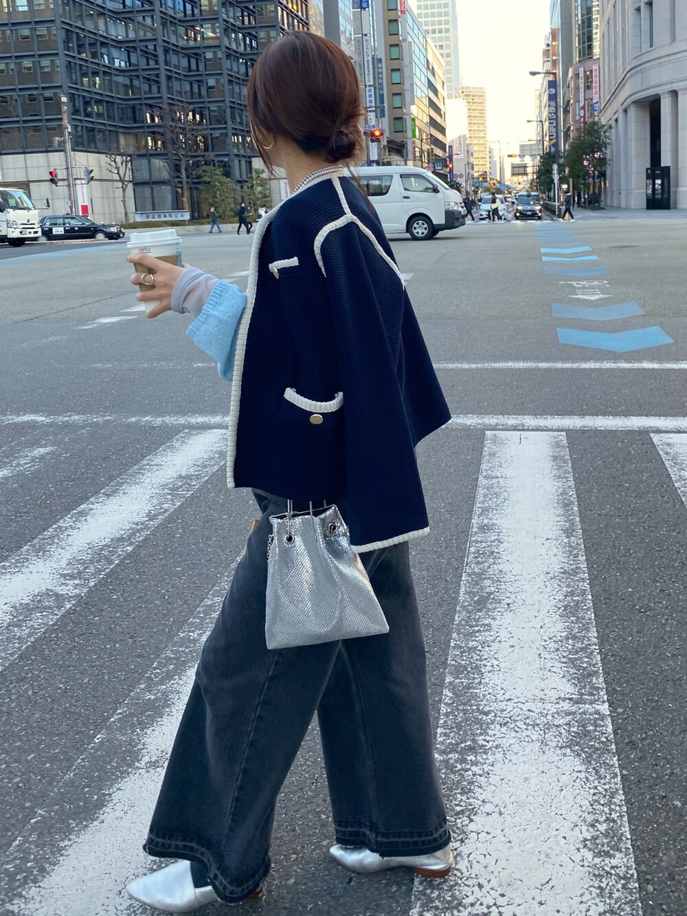 ブルー系のノーカラージャケット、ブラック系のサロペット/オーバーオール、ゴールド系のショルダーバッグを着用したレディースの冬コーディネートの8枚目の写真