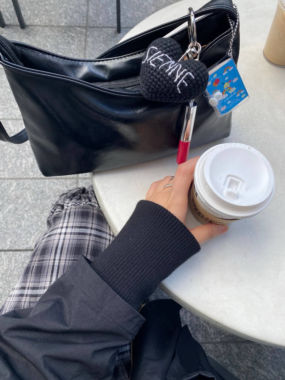 ブラック系のその他アウター、ホワイト系のTシャツ/カットソー、ブラック系のスカートを着用したレディースの春コーディネートの5枚目の写真