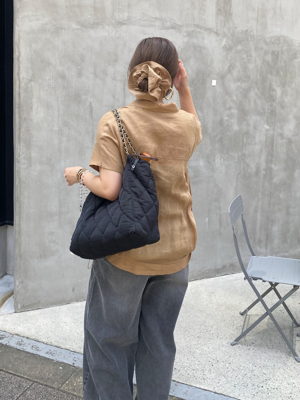 ベージュ系のシャツ/ブラウス、ブラック系のデニムパンツ、ブラウン系のシュシュを着用したレディースの夏コーディネートの8枚目の写真