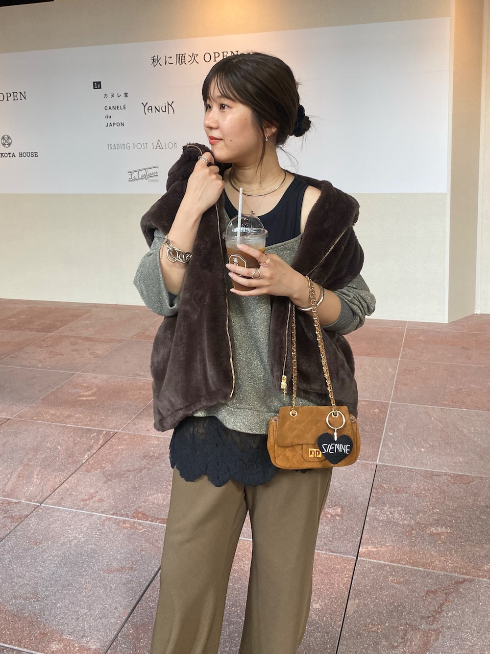 グレー系のTシャツ/カットソー、ブラック系のシャツ/ブラウス、グリーン系のその他パンツを着用したレディースの秋コーディネートの3枚目の写真