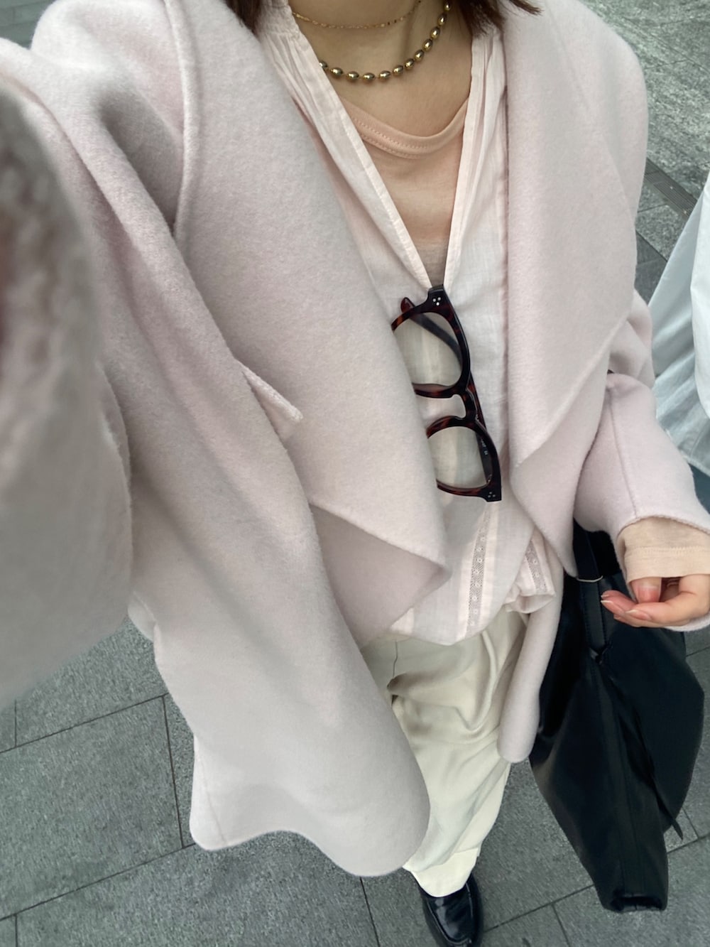 ピンク系のその他アウター、ピンク系のシャツ/ブラウス、ピンク系のTシャツ/カットソーを着用したレディースの春コーディネートの9枚目の写真