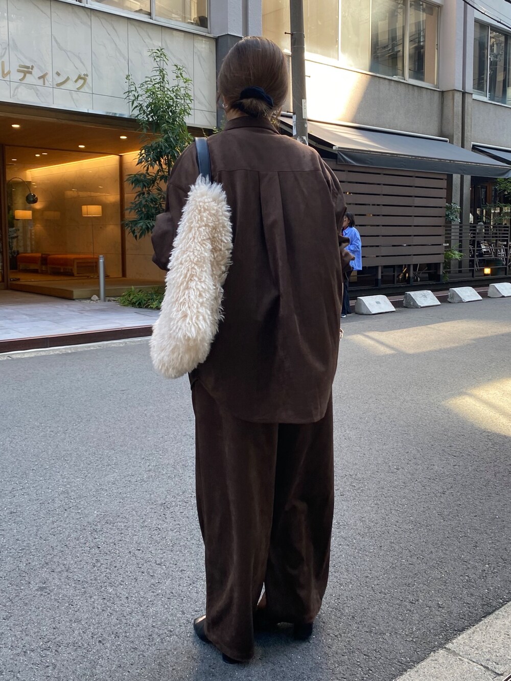 ブラウン系のシャツ/ブラウス、ブラック系のカーディガン/ボレロ、ブラウン系のその他パンツを着用したレディースの冬コーディネートの7枚目の写真