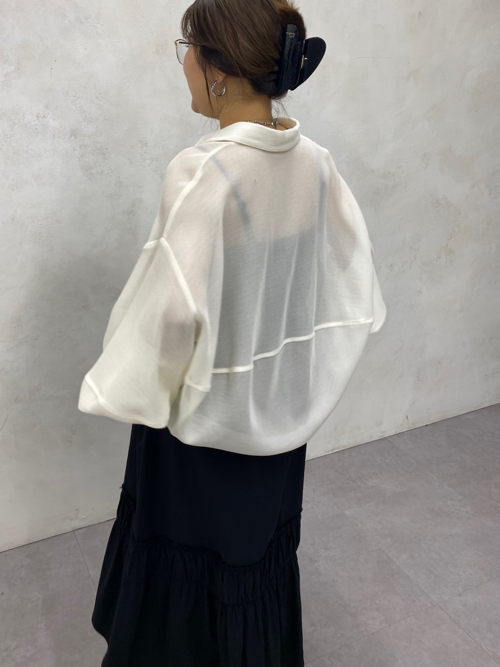 ブラック系のワンピース、ブラック系のその他パンツ、ホワイト系のシャツ/ブラウスを着用したレディースの夏コーディネートの9枚目の写真