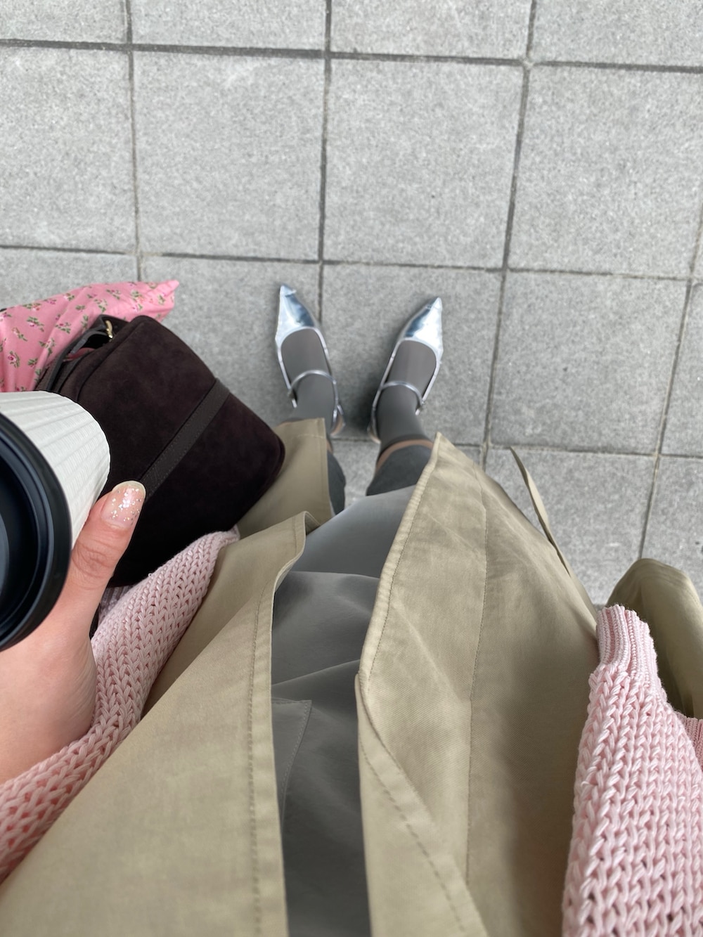 ピンク系のニット/セーター、ホワイト系のシャツ/ブラウス、グレー系のその他パンツを着用したレディースの春コーディネートの3枚目の写真