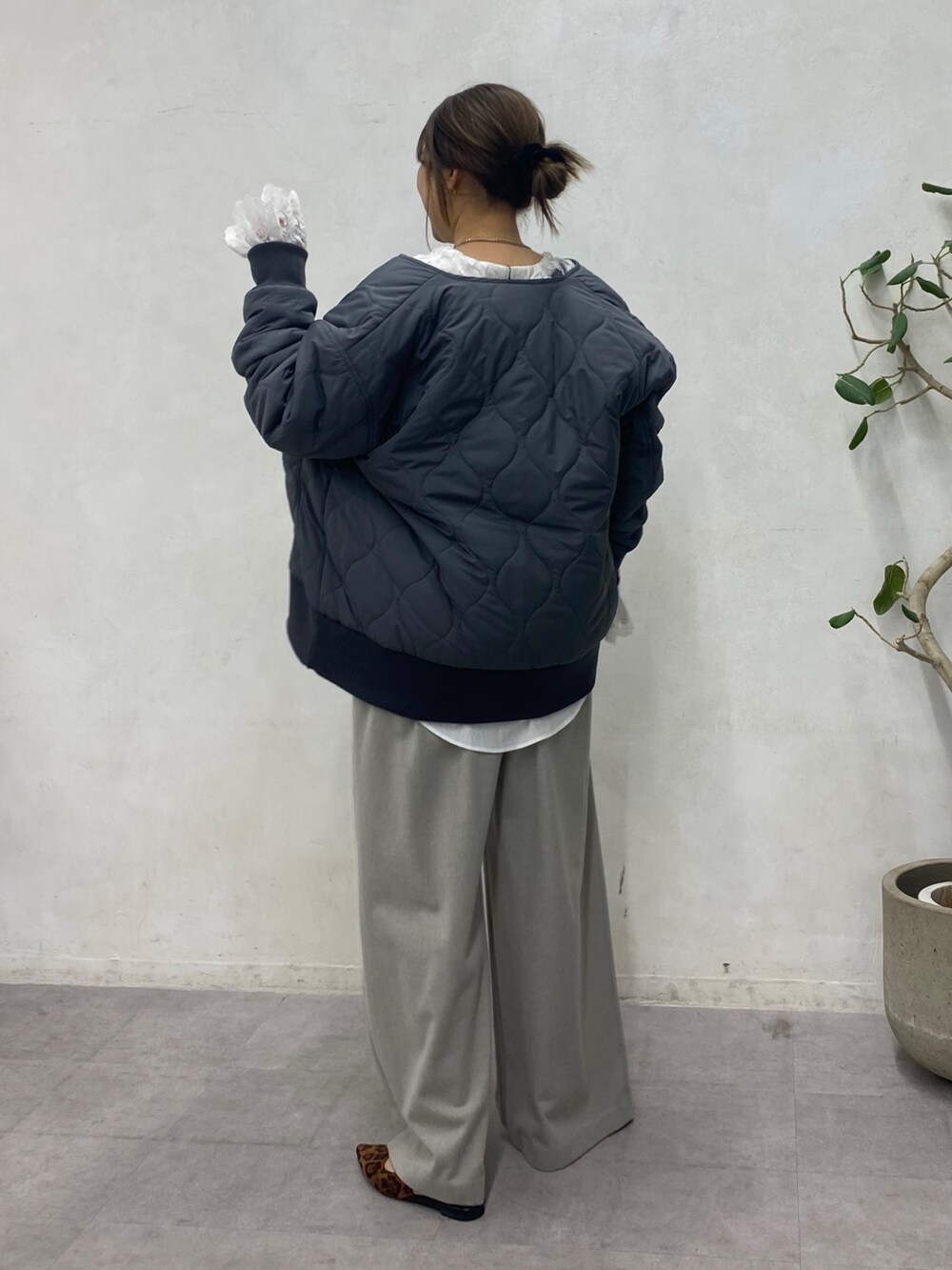 ブルー系のニット/セーター、ホワイト系のシャツ/ブラウス、グレー系のその他アウターを着用したレディースの冬コーディネートの7枚目の写真