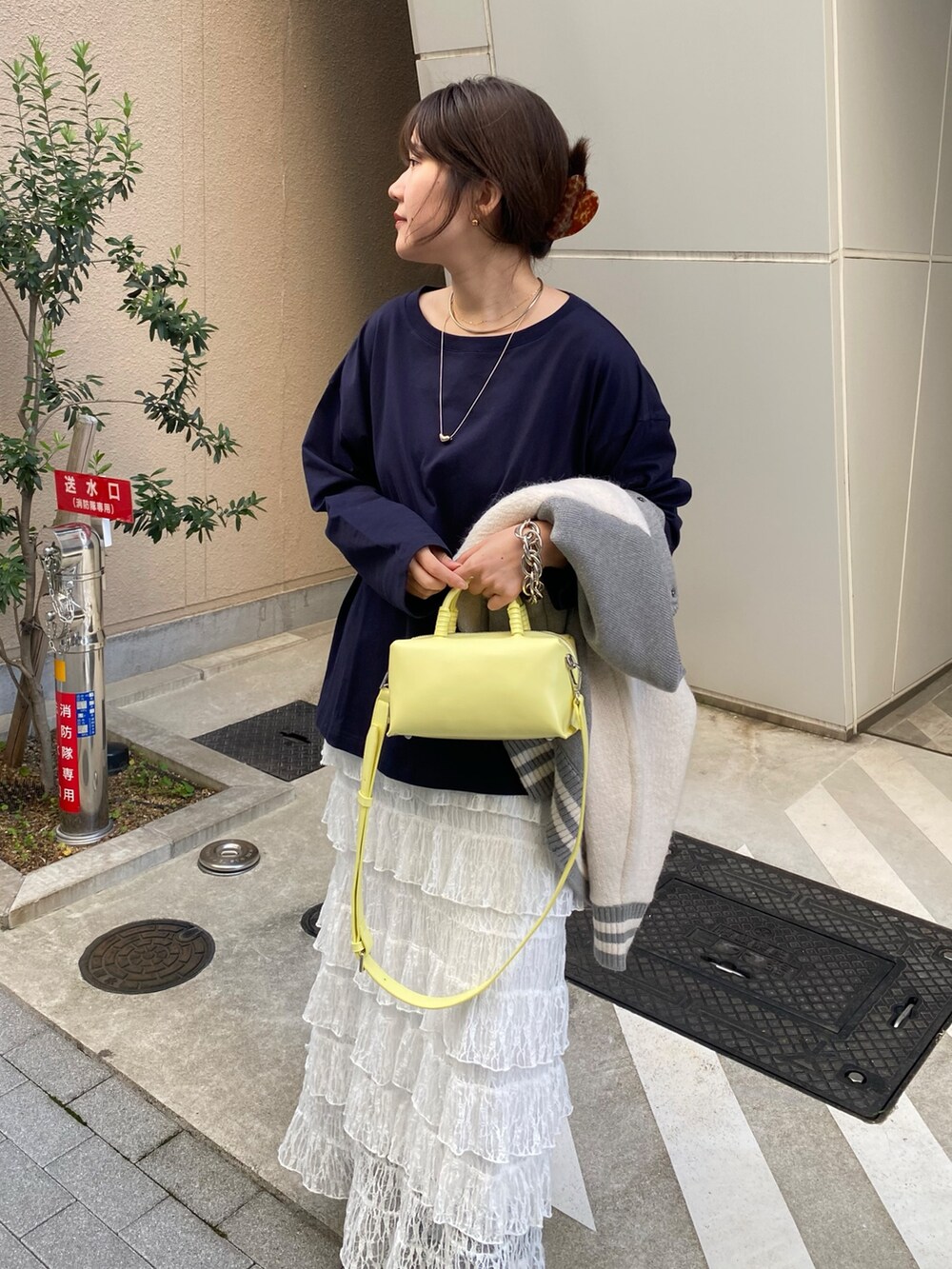 グレー系のその他アウター、ブルー系のTシャツ/カットソー、ホワイト系のスカートを着用したレディースの冬コーディネートの2枚目の写真