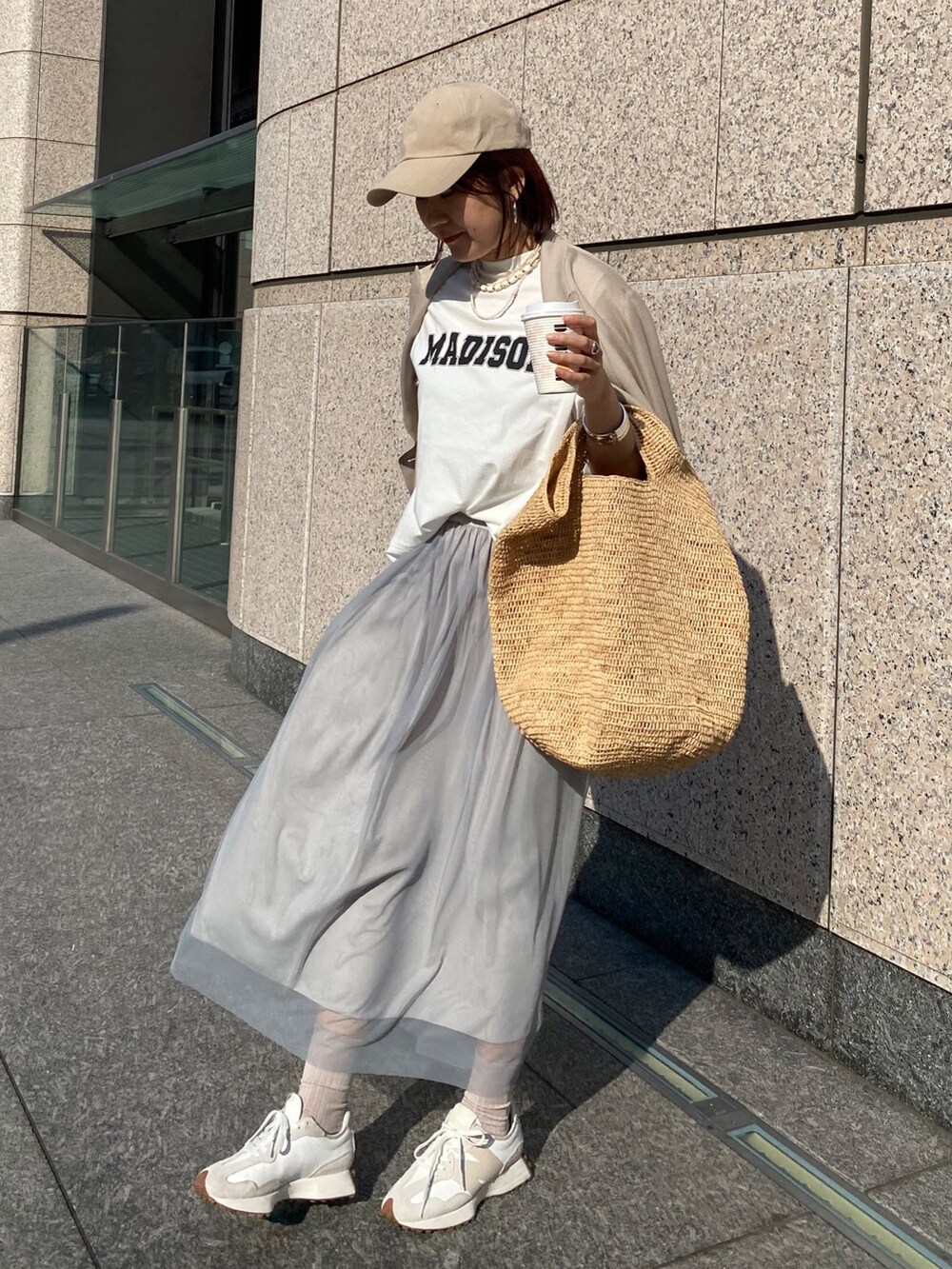 ホワイト系のTシャツ/カットソー、ベージュ系のテーラードジャケット、グレー系のスカートを着用したレディースの春コーディネートの2枚目の写真