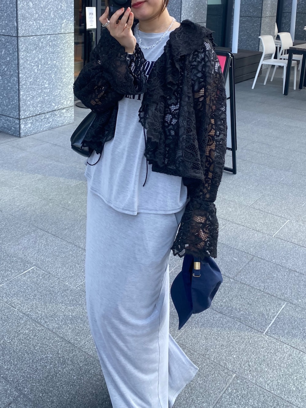 ブラック系のシャツ/ブラウス、グレー系のTシャツ/カットソー、グレー系のスカートを着用したレディースの春コーディネートの7枚目の写真