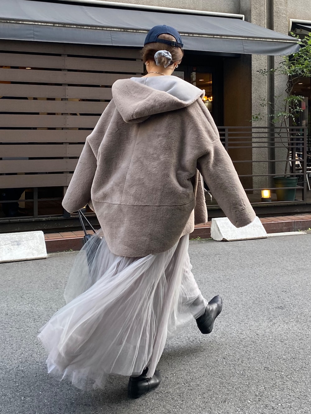 グレー系のムートンコート、グレー系のTシャツ/カットソー、グレー系のスカートを着用したレディースの冬コーディネートの6枚目の写真