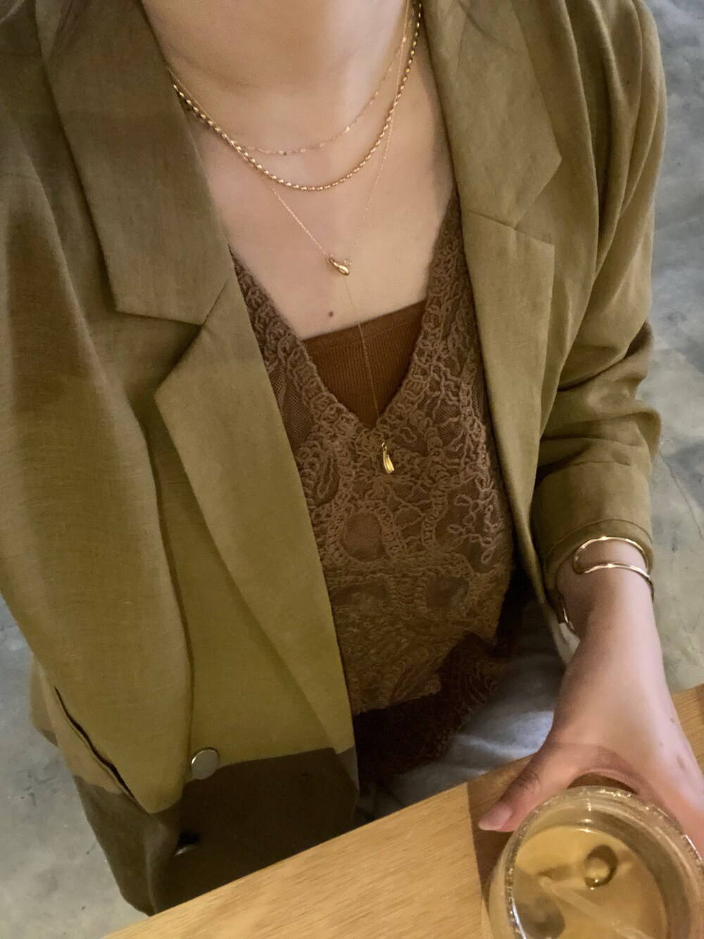 イエロー系のテーラードジャケット、イエロー系のシャツ/ブラウス、ブラウン系のタンクトップを着用したレディースの夏コーディネートの7枚目の写真