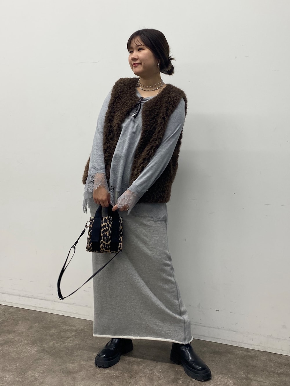 グレー系のTシャツ/カットソー、グレー系のスカートを着用したレディースの冬コーディネートの6枚目の写真