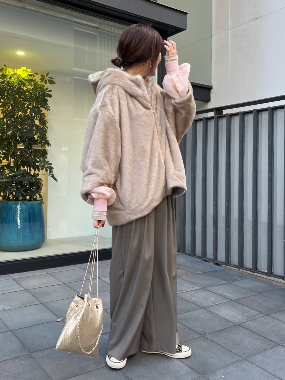 ピンク系のシャツ/ブラウス、グレー系のTシャツ/カットソーを着用したレディースの春コーディネートの8枚目の写真