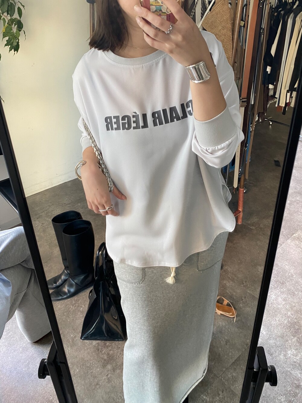 グレー系のシャツ/ブラウス、グレー系のスカートを着用したレディースの冬コーディネートの6枚目の写真