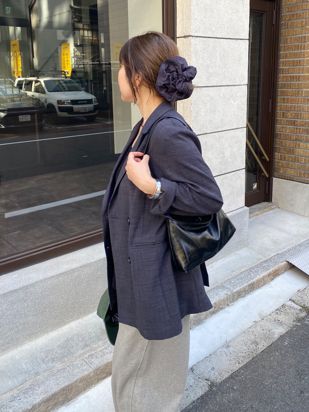 グレー系のテーラードジャケット、ブラック系のシャツ/ブラウス、グレー系のその他パンツを着用したレディースの春コーディネートの3枚目の写真