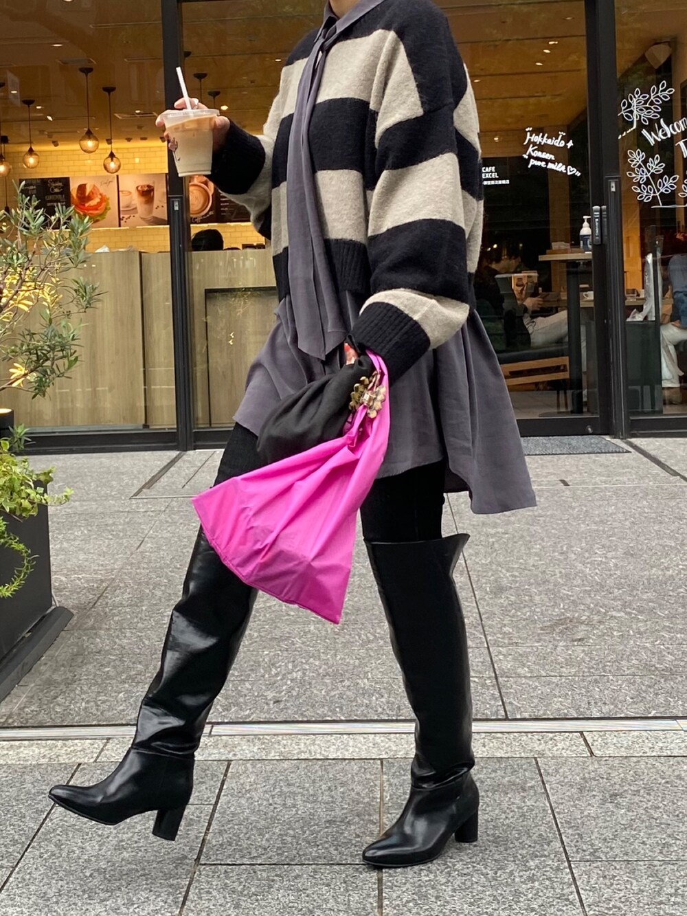 グレー系のシャツ/ブラウス、ブラック系のデニムパンツ、ブラック系のブーツを着用したレディースの冬コーディネートの6枚目の写真