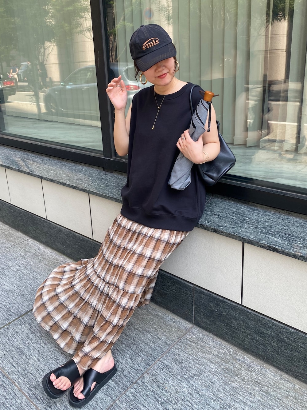ブラック系のTシャツ/カットソー、ブラウン系のスカート、ブラック系のショルダーバッグを着用したレディースの夏コーディネートの9枚目の写真