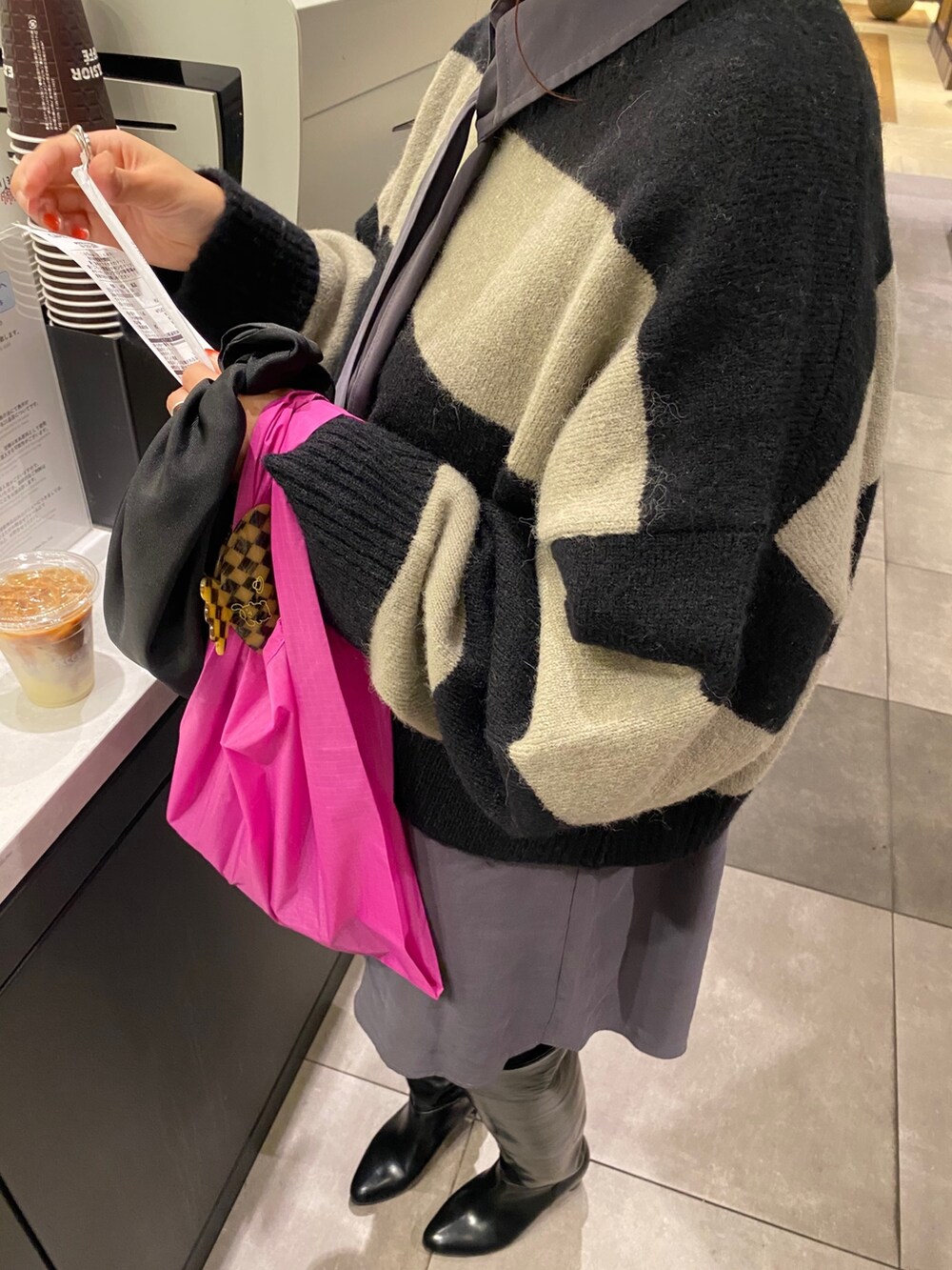 グレー系のシャツ/ブラウス、ブラック系のデニムパンツ、ブラック系のブーツを着用したレディースの冬コーディネートの2枚目の写真