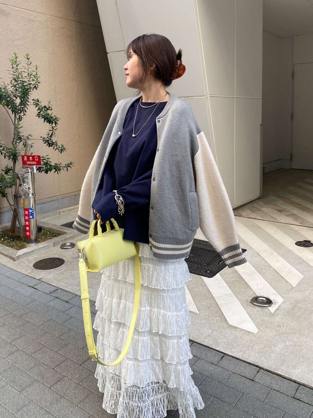 グレー系のその他アウター、ブルー系のTシャツ/カットソー、ホワイト系のスカートを着用したレディースの冬コーディネートの4枚目の写真