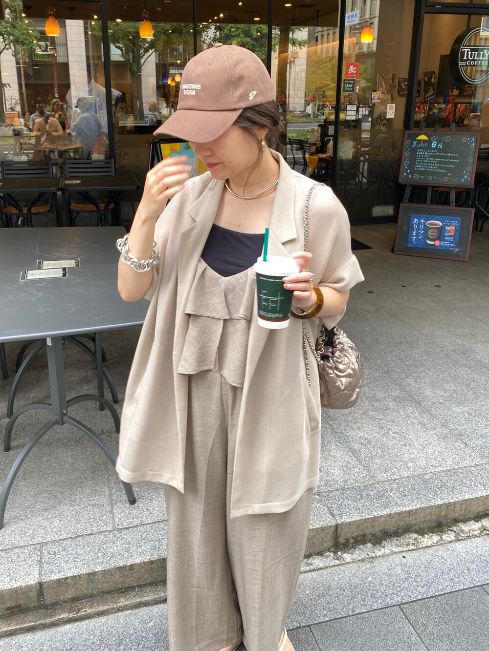 ベージュ系のテーラードジャケット、ベージュ系のつなぎ/オールインワン、ブラウン系のキャップを着用したレディースの夏コーディネートの8枚目の写真