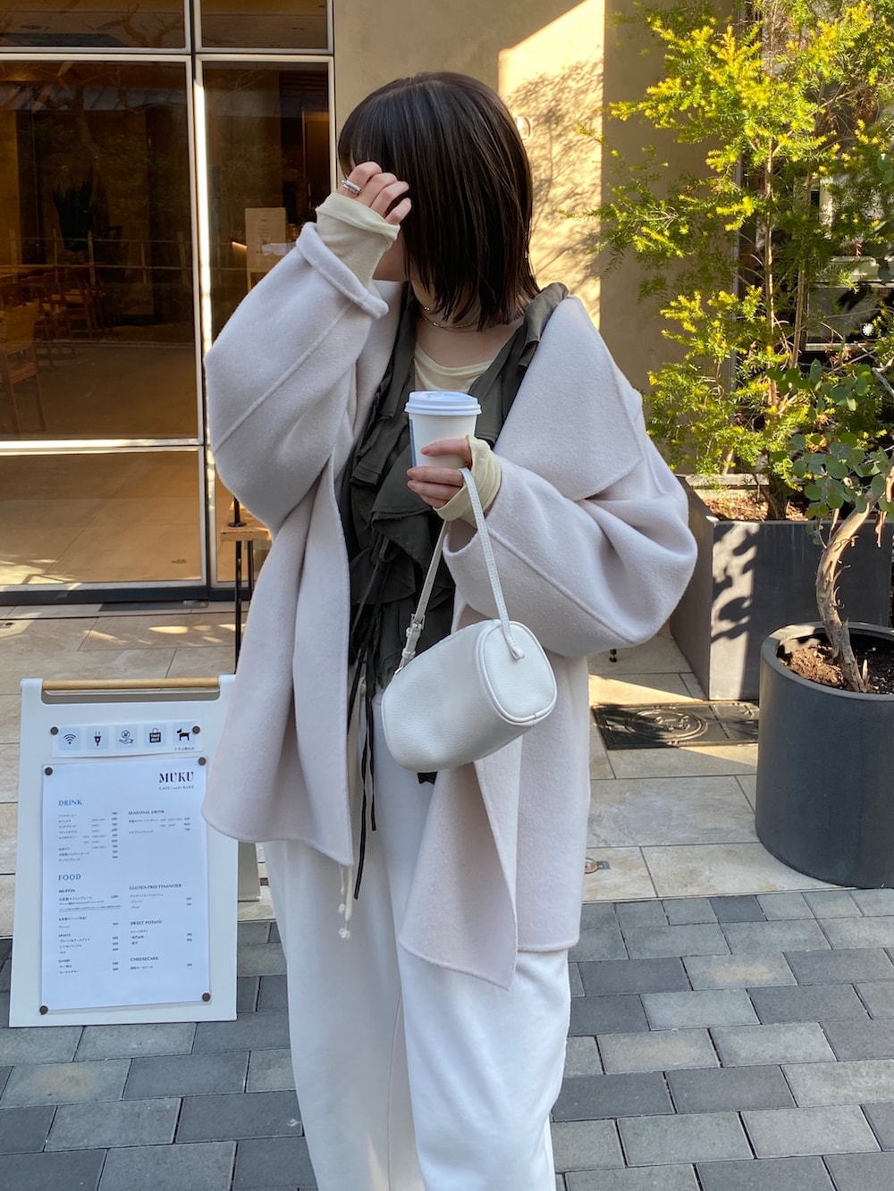 ホワイト系のその他アウター、グリーン系のシャツ/ブラウス、イエロー系のTシャツ/カットソーを着用したレディースの春コーディネートの3枚目の写真