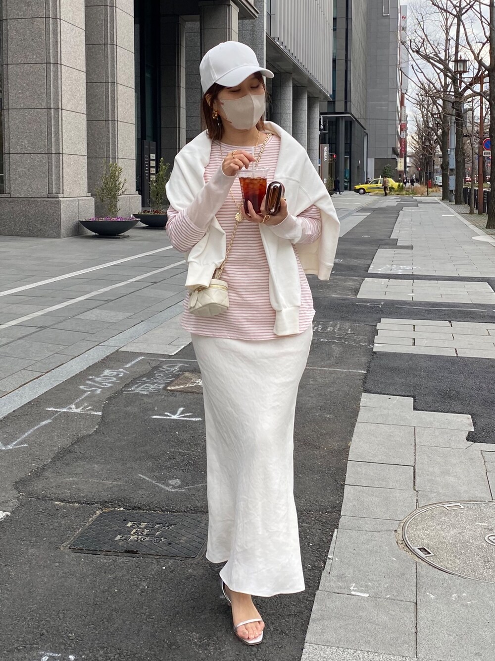 ピンク系のTシャツ/カットソー、ホワイト系のスウェット、ホワイト系のスカートを着用したレディースの春コーディネートの5枚目の写真