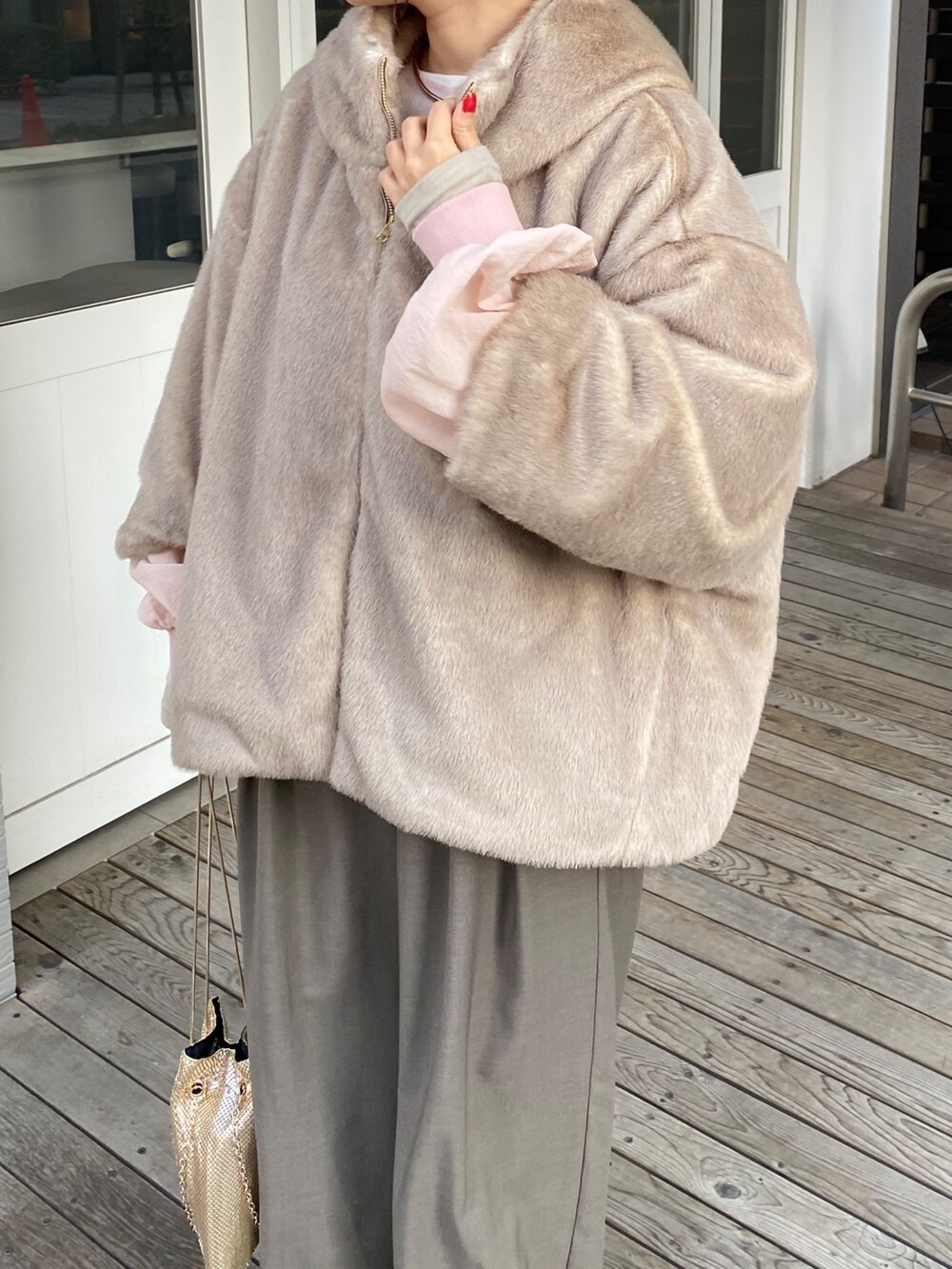 ピンク系のシャツ/ブラウス、グレー系のTシャツ/カットソーを着用したレディースの春コーディネートの7枚目の写真