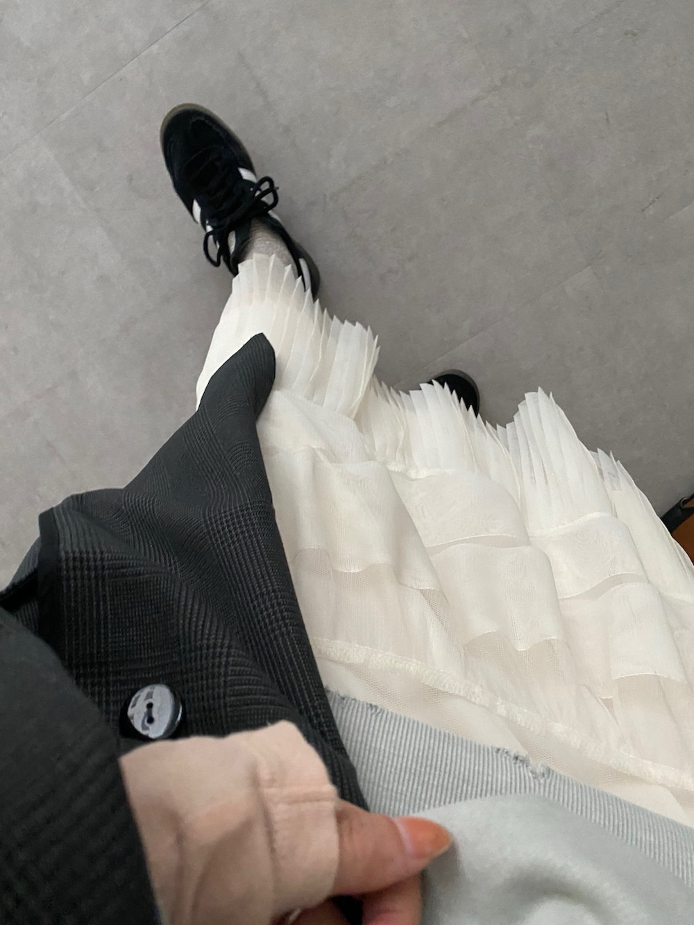 グレー系のTシャツ/カットソー、ホワイト系のスカート、ピンク系のTシャツ/カットソーを着用したレディースの冬コーディネートの5枚目の写真