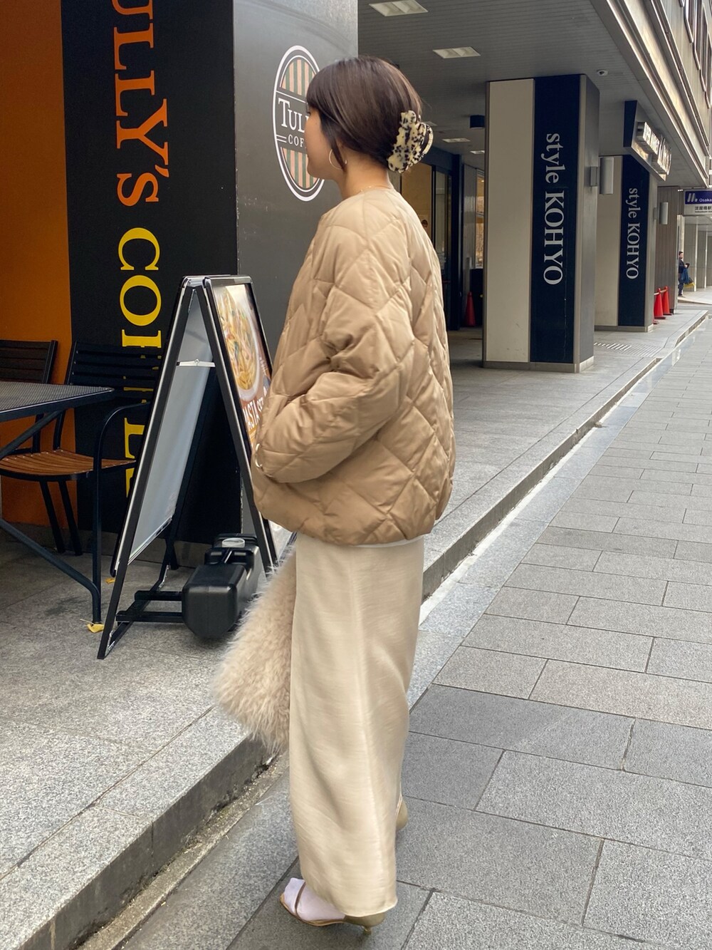 ホワイト系のTシャツ/カットソー、ベージュ系のスカート、イエロー系のTシャツ/カットソーを着用したレディースの冬コーディネートの4枚目の写真