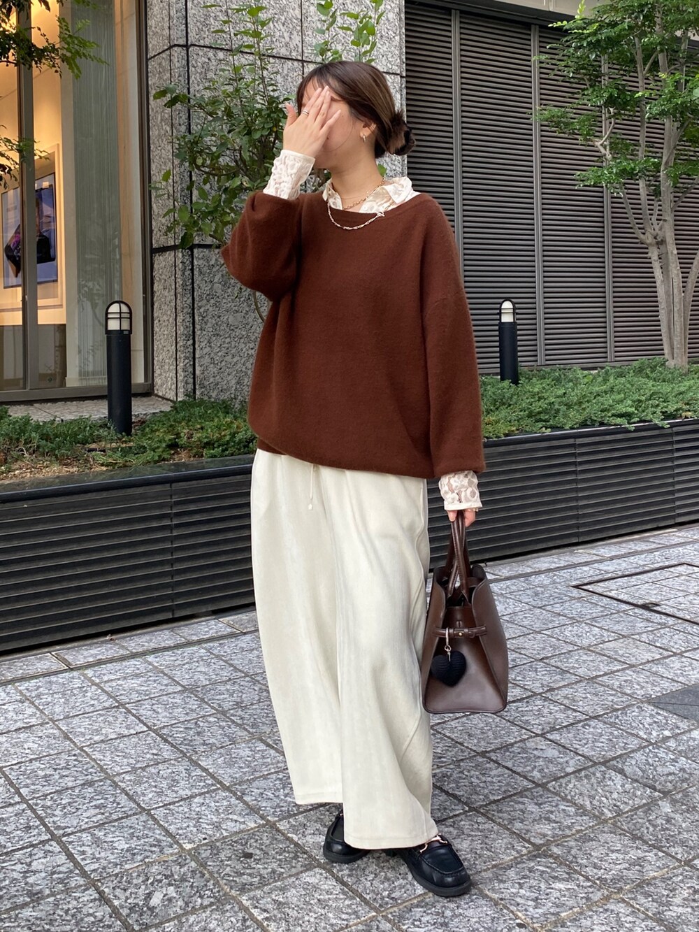 ブラウン系のニット/セーター、ホワイト系のシャツ/ブラウス、ホワイト系のその他パンツを着用したレディースの冬コーディネートの6枚目の写真