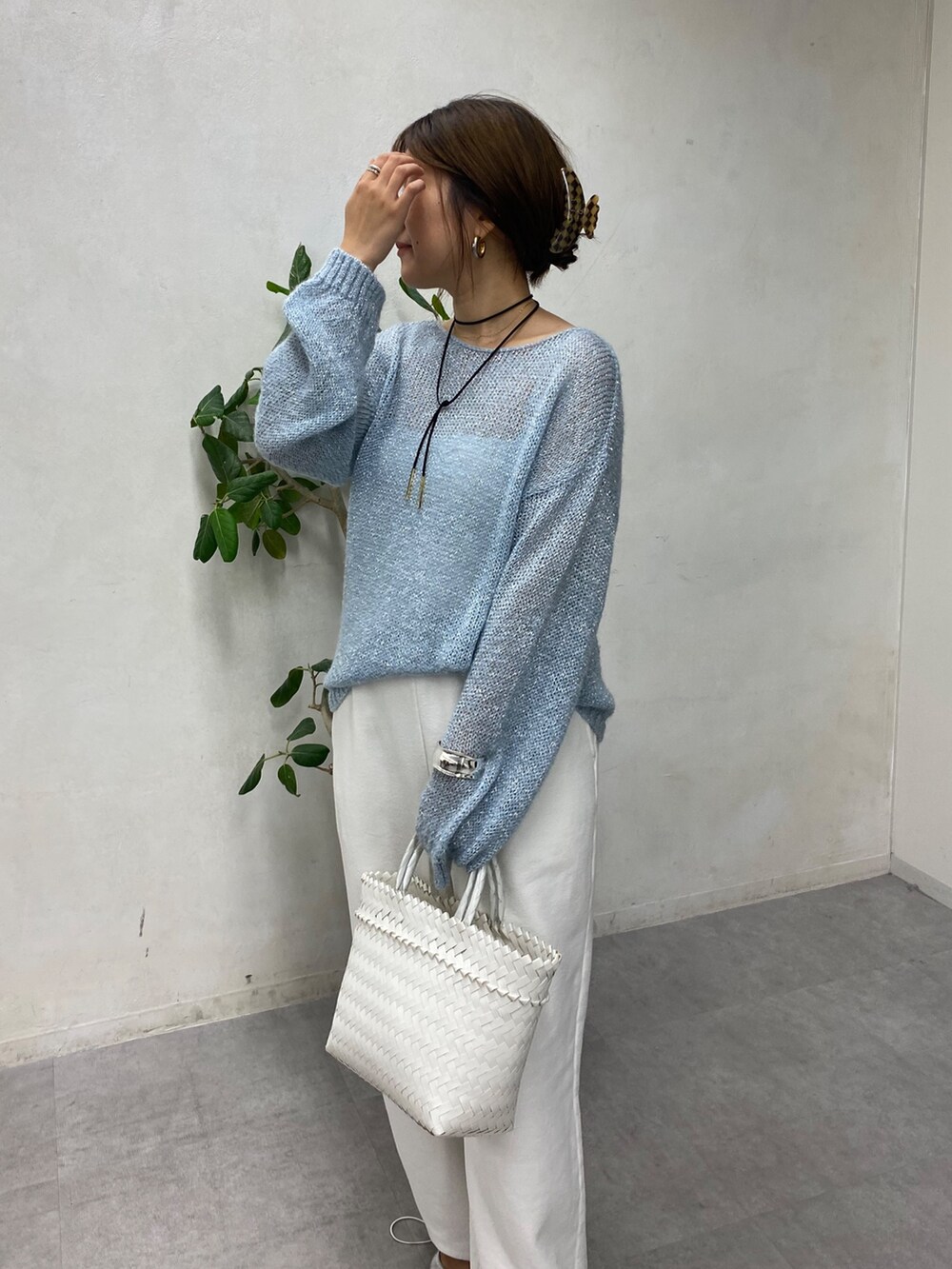 ブルー系のニット/セーター、ホワイト系のスウェットパンツ、ブラック系のネックレスを着用したレディースの夏コーディネートの3枚目の写真