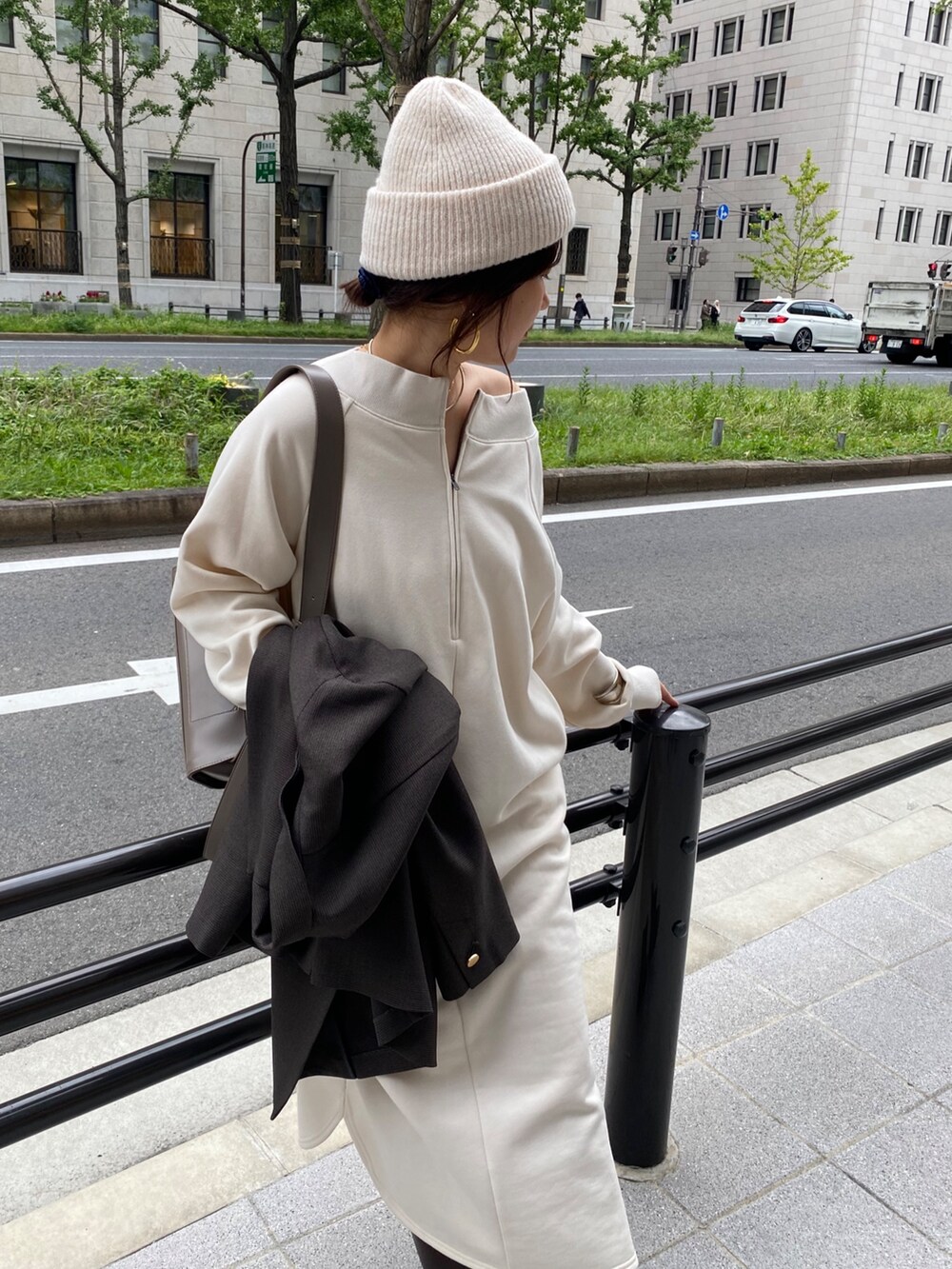 ベージュ系のワンピース、グレー系のテーラードジャケット、グレー系のショルダーバッグを着用したレディースの冬コーディネートの2枚目の写真