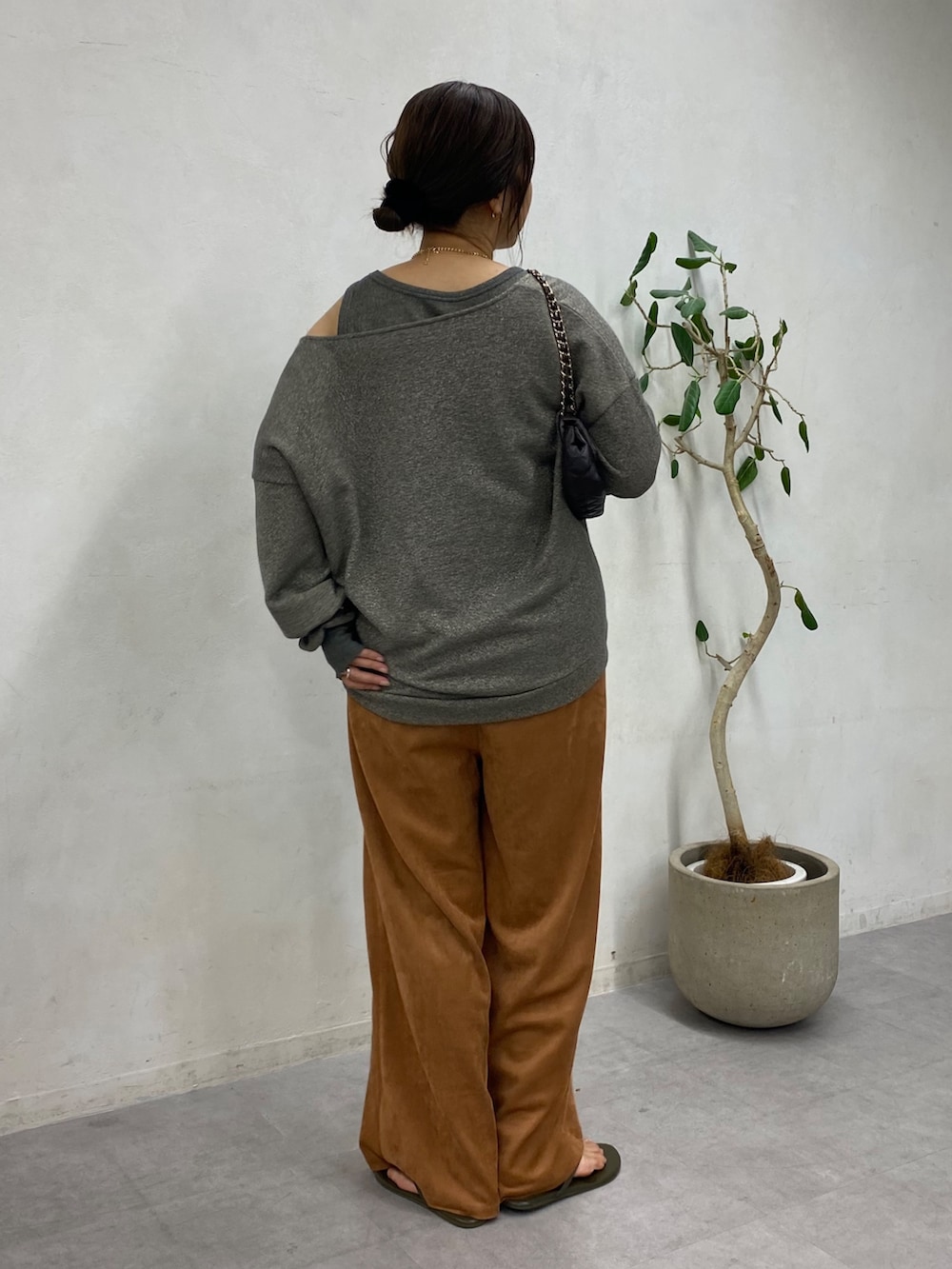 グレー系のTシャツ/カットソー、イエロー系のその他パンツ、ブラウン系のショルダーバッグを着用したレディースの秋コーディネートの4枚目の写真