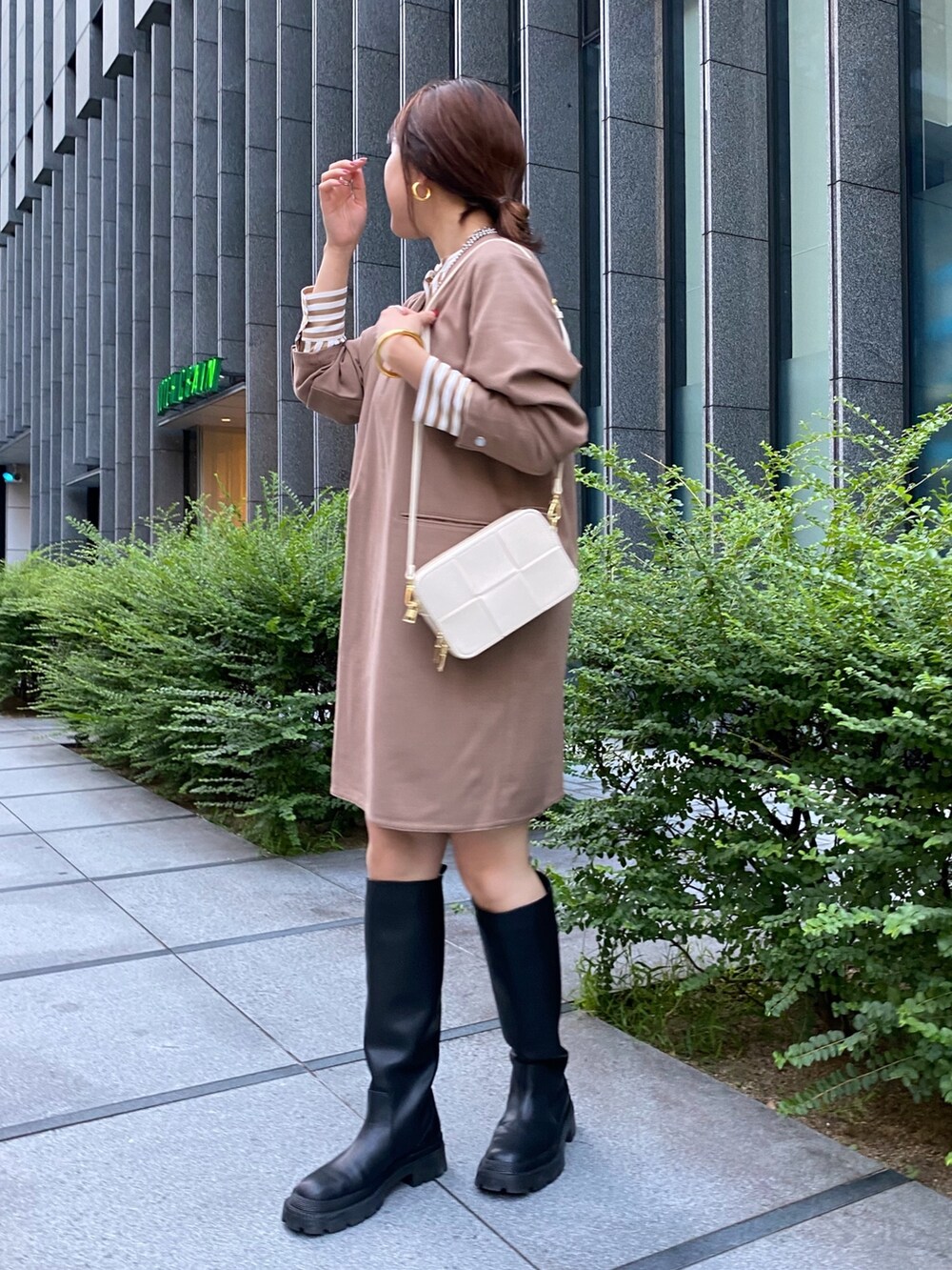 ベージュ系のワンピース、ベージュ系のシャツ/ブラウス、ブラック系のその他シューズを着用したレディースの秋コーディネートの3枚目の写真