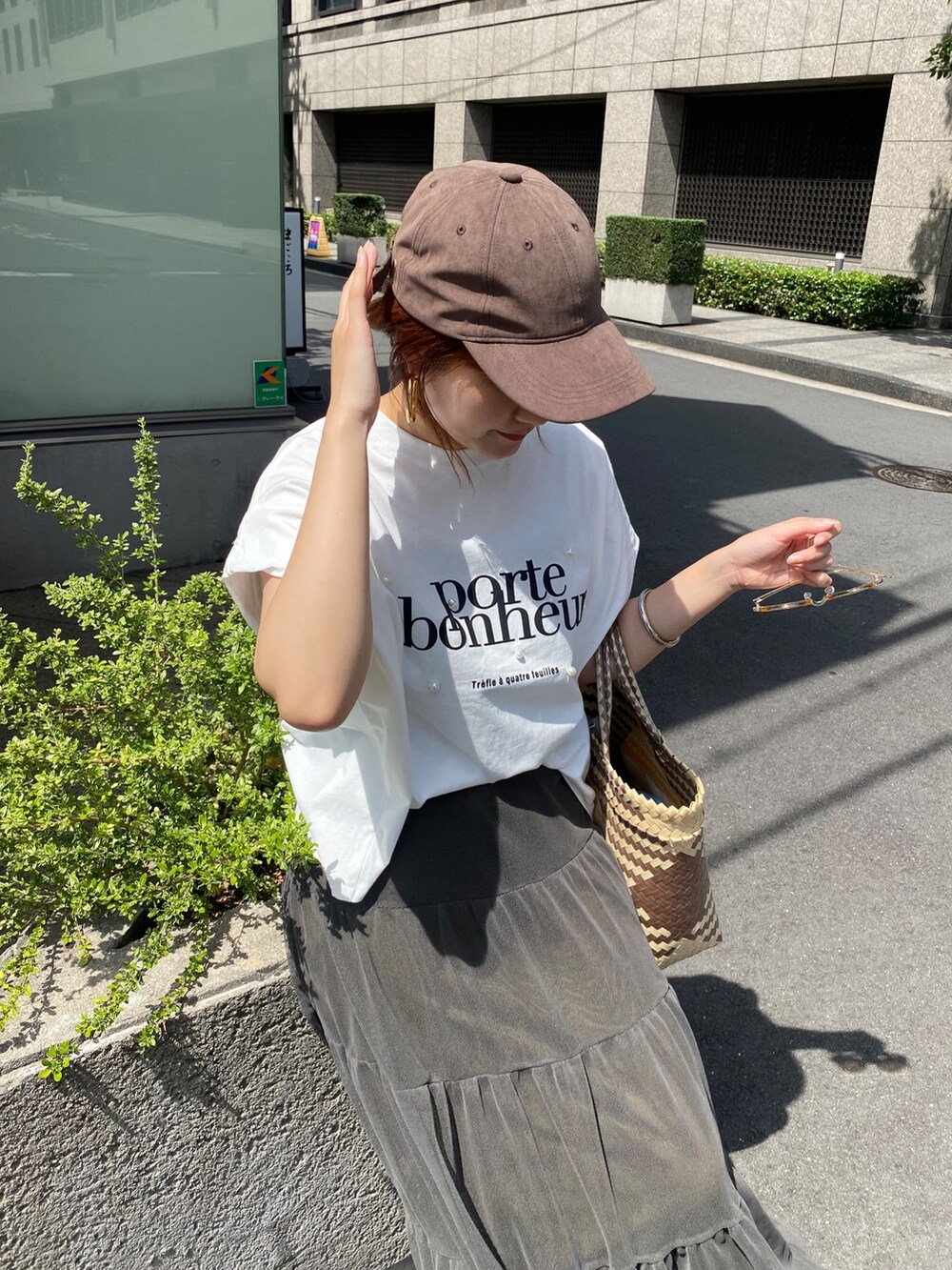 ホワイト系のTシャツ/カットソーを着用したレディースの夏コーディネートの6枚目の写真