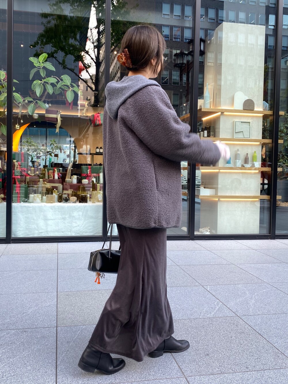 ホワイト系のTシャツ/カットソー、グレー系のスカート、グレー系のその他アウターを着用したレディースの冬コーディネートの4枚目の写真